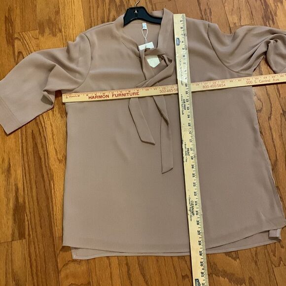 Acevog Size XL tan blouse.  Has lining in the front and crêpe like material. - Picture 10 of 11